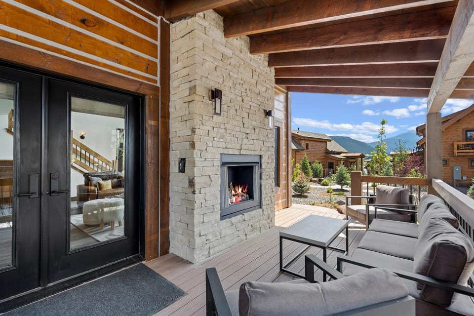 Fantastic Views Two Large Patios Private Jacuzzi and Indoor Outdoor Fireplace House in Estes Park