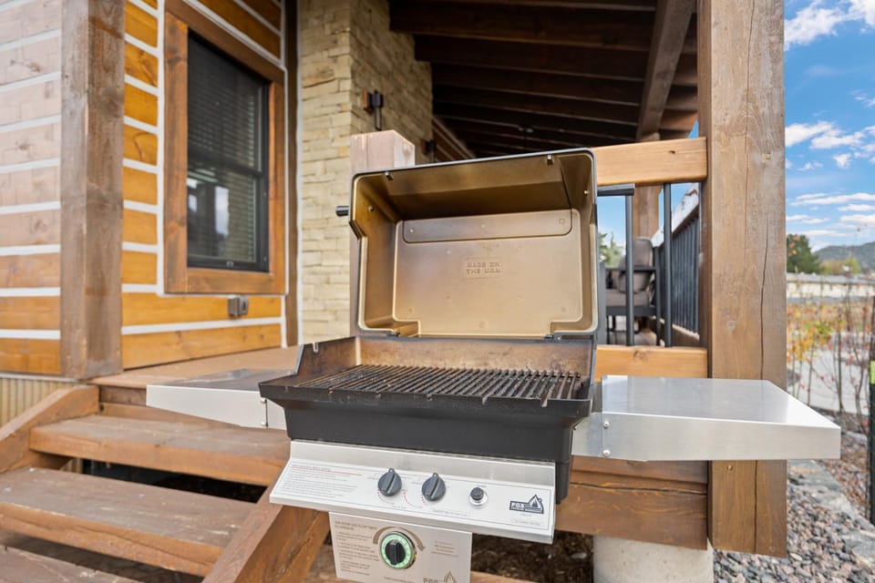 Fantastic Views Two Large Patios Private Jacuzzi and Indoor Outdoor Fireplace House in Estes Park