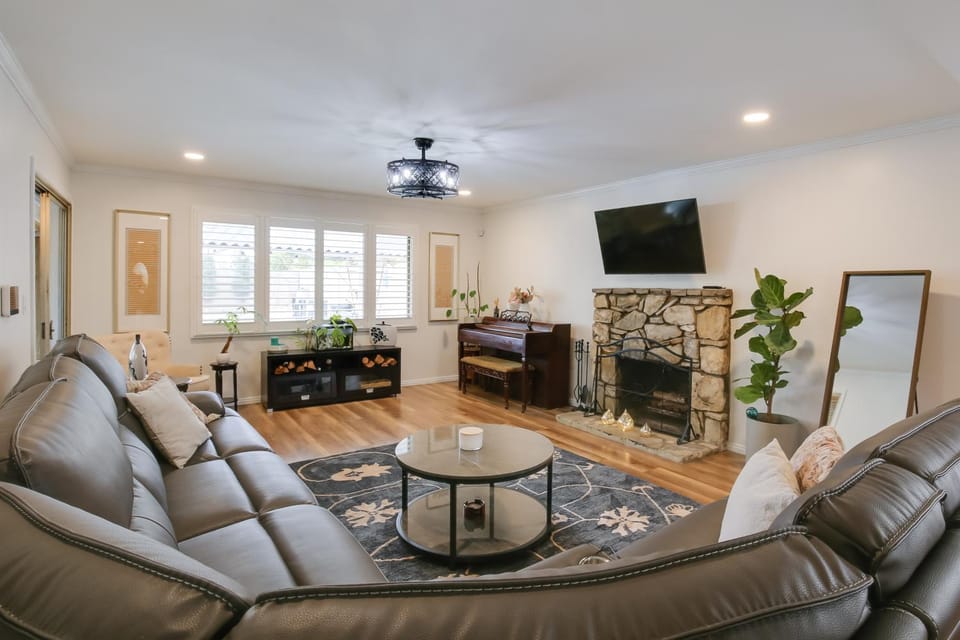 10 Mi to Redondo Beach Carson Home with Pool Table! House in Carson