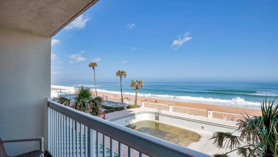 Oceanfront Studio in Daytona Beach Resort Apartment in Holly Hill