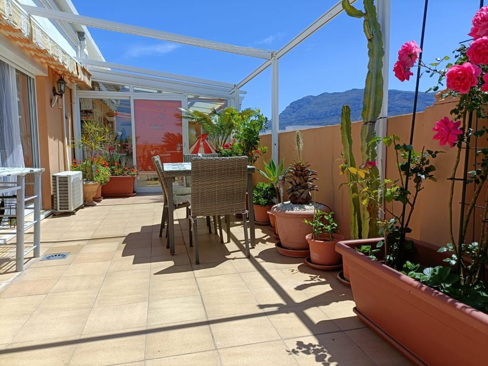 Balcony/Terrace, Dining area, Mountain view