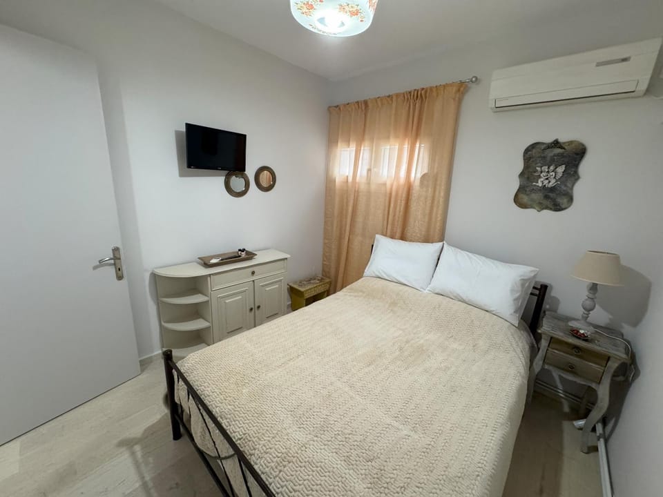 Bed, TV and multimedia, Bedroom, air conditioner