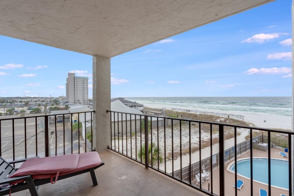 Property building, Day, Natural landscape, View (from property/room), Balcony/Terrace, Beach, Pool view, Sea view, Swimming pool, sunbed