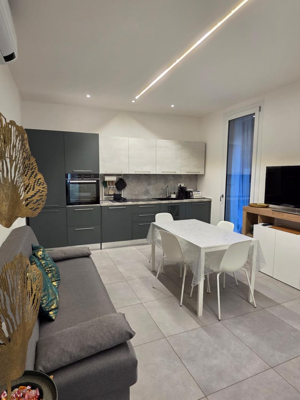 TV and multimedia, Kitchen or kitchenette, Living room, Dining area, oven, stove