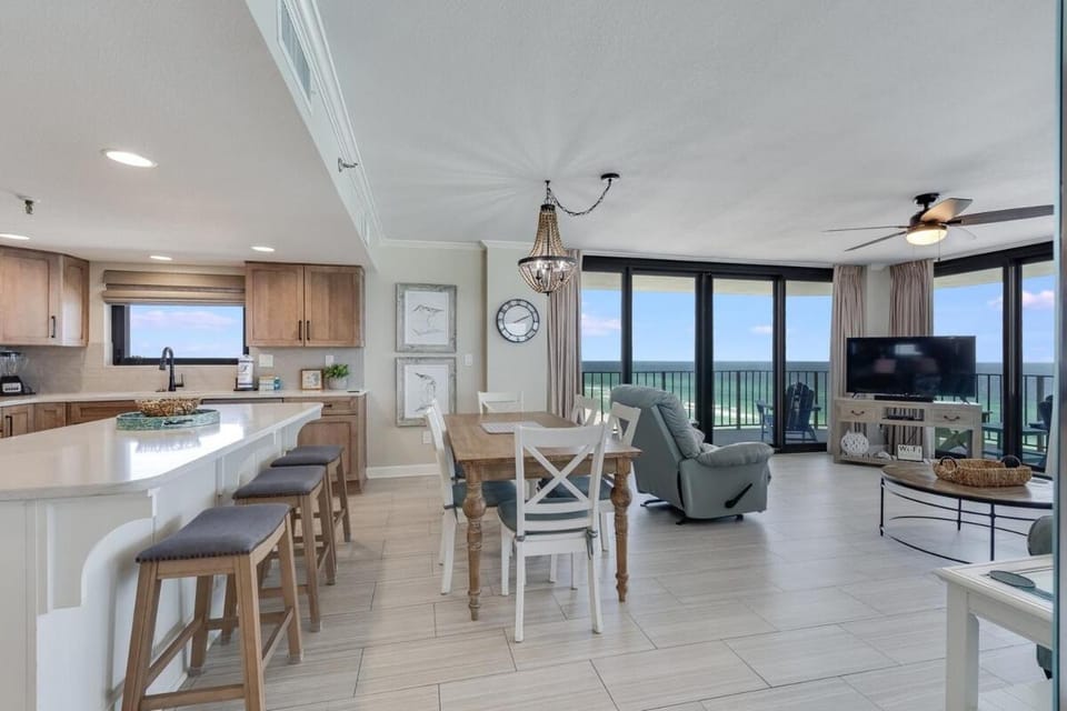 Communal lounge/ TV room, Kitchen or kitchenette, Living room, Seating area, Dining area, Sea view, minibar