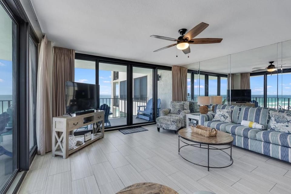 Communal lounge/ TV room, Living room, Seating area, Sea view