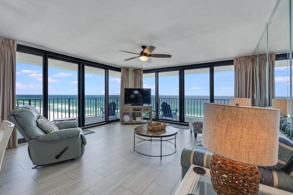 Communal lounge/ TV room, View (from property/room), Balcony/Terrace, Living room, Seating area, Sea view
