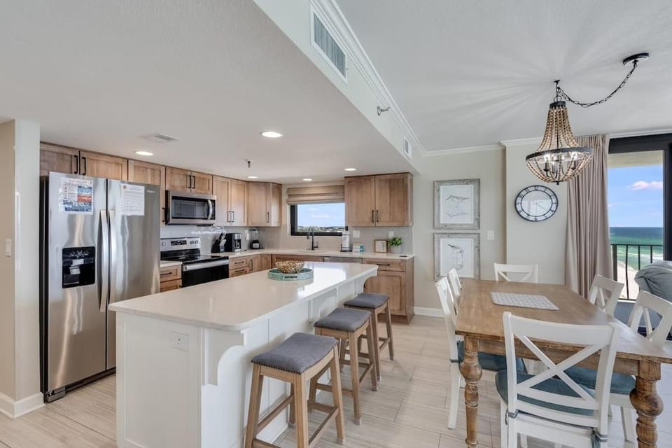 Kitchen or kitchenette, Dining area, dishwasher, minibar, oven, stove, toaster