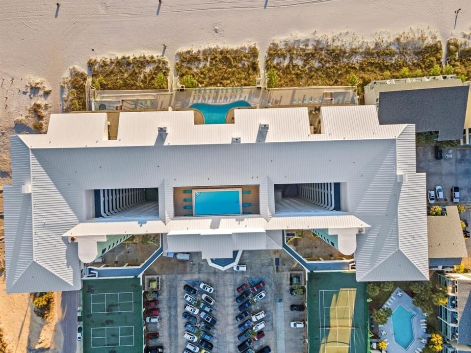 Property building, Day, Bird's eye view, View (from property/room), Balcony/Terrace, Pool view, Swimming pool, Parking