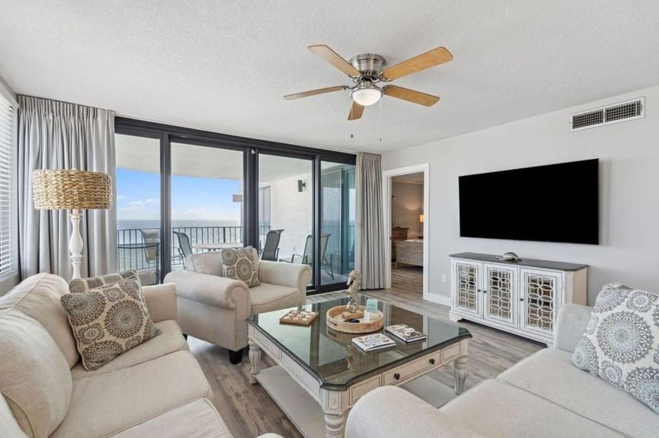 Communal lounge/ TV room, Living room, Seating area