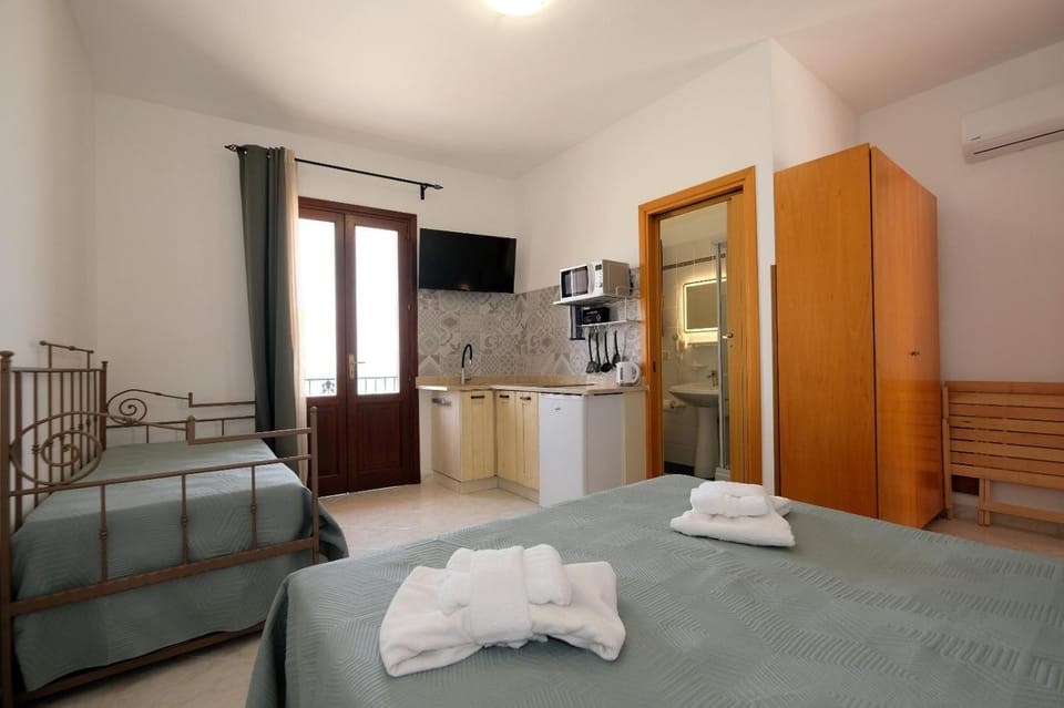 Bed, Kitchen or kitchenette, Photo of the whole room, Bedroom, minibar, wardrobe