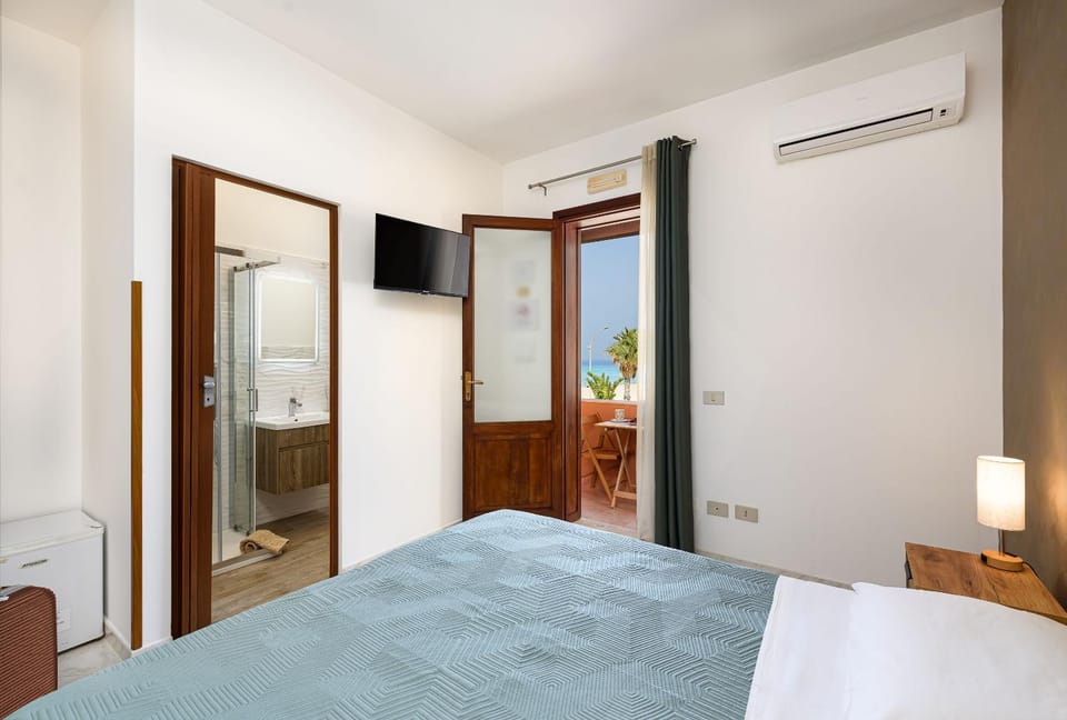 Bed, TV and multimedia, Bedroom, air conditioner