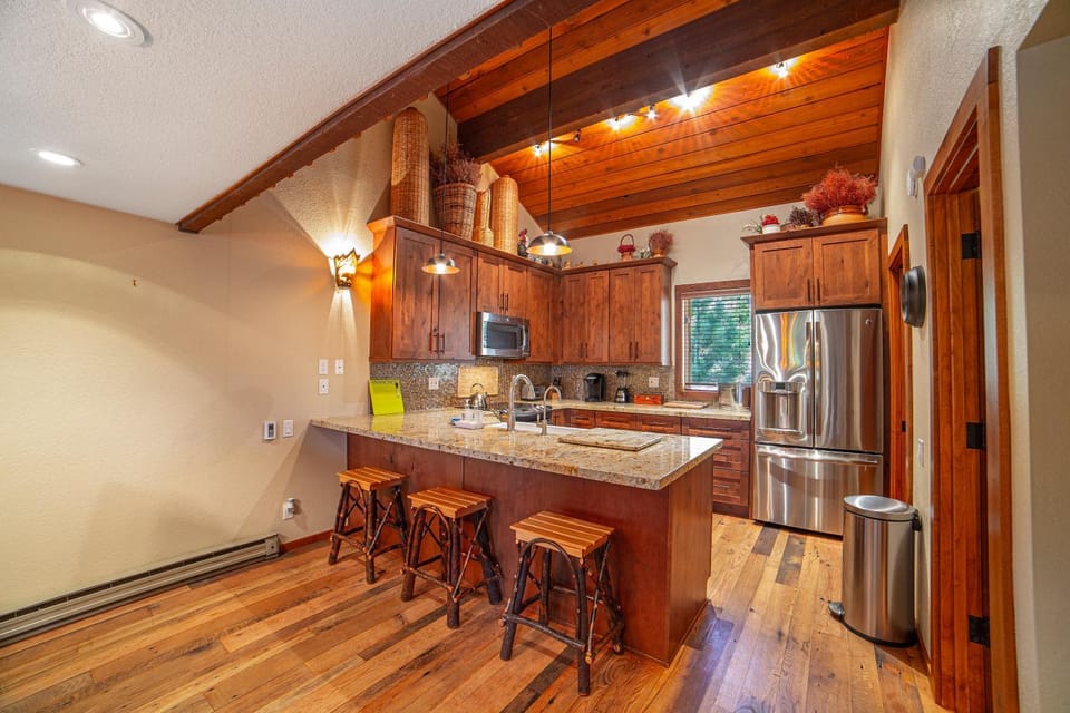 Plush Mammoth Condo w Balcony Views House in Mammoth Lakes