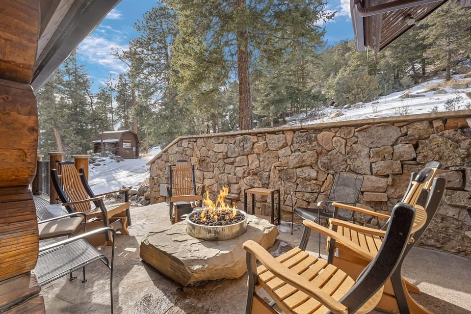 Mounticello Log Cabin - Relaxing Front Patio & Outdoor Firepit Cabin in Estes Park