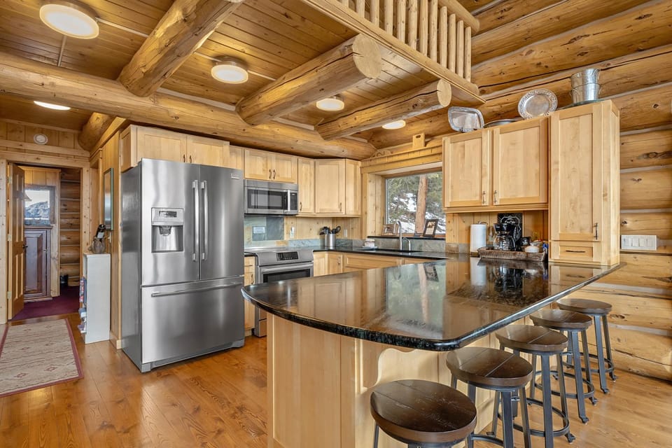 Mounticello Log Cabin - Relaxing Front Patio & Outdoor Firepit Cabin in Estes Park