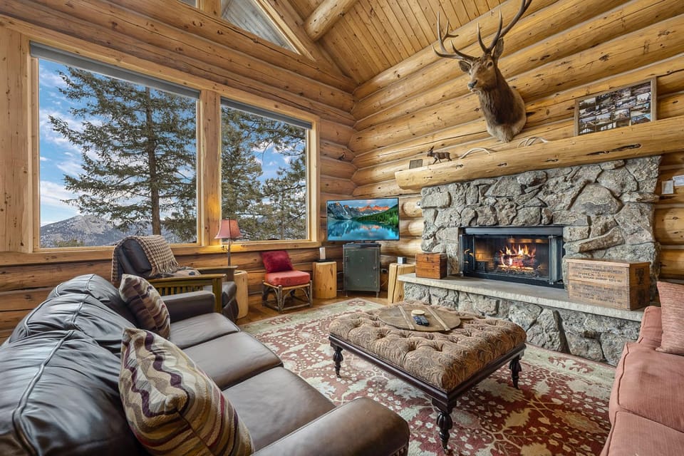 Mounticello Log Cabin - Relaxing Front Patio & Outdoor Firepit Cabin in Estes Park