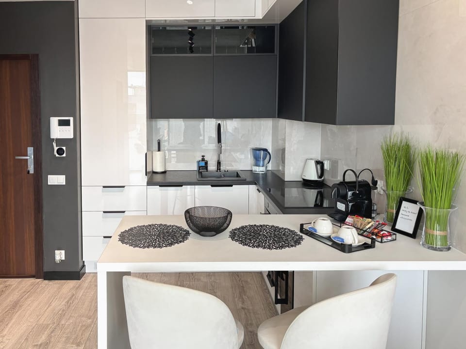 Coffee/tea facilities, Kitchen or kitchenette, stove