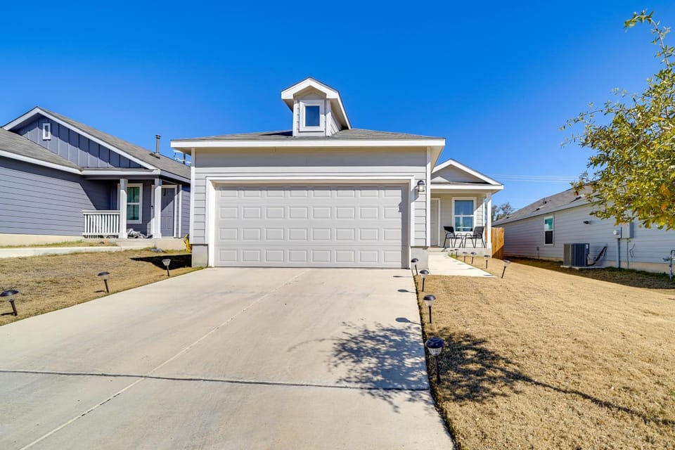 7 Mi to Alamo Ranch Mall: Home w/ Large Yard! House in San Antonio