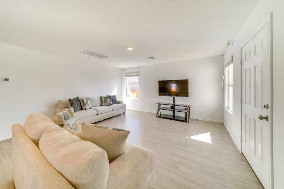 7 Mi to Alamo Ranch Mall: Home w/ Large Yard! House in San Antonio