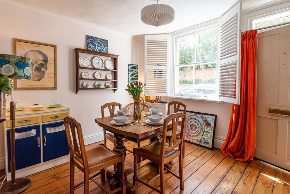 Cute & Cool 2 Bed Townhouse with Garden & Parking House in Shrewsbury