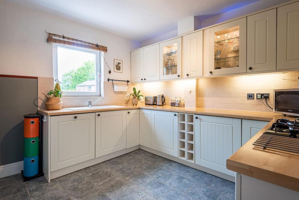Cute & Cool 2 Bed Townhouse with Garden & Parking House in Shrewsbury