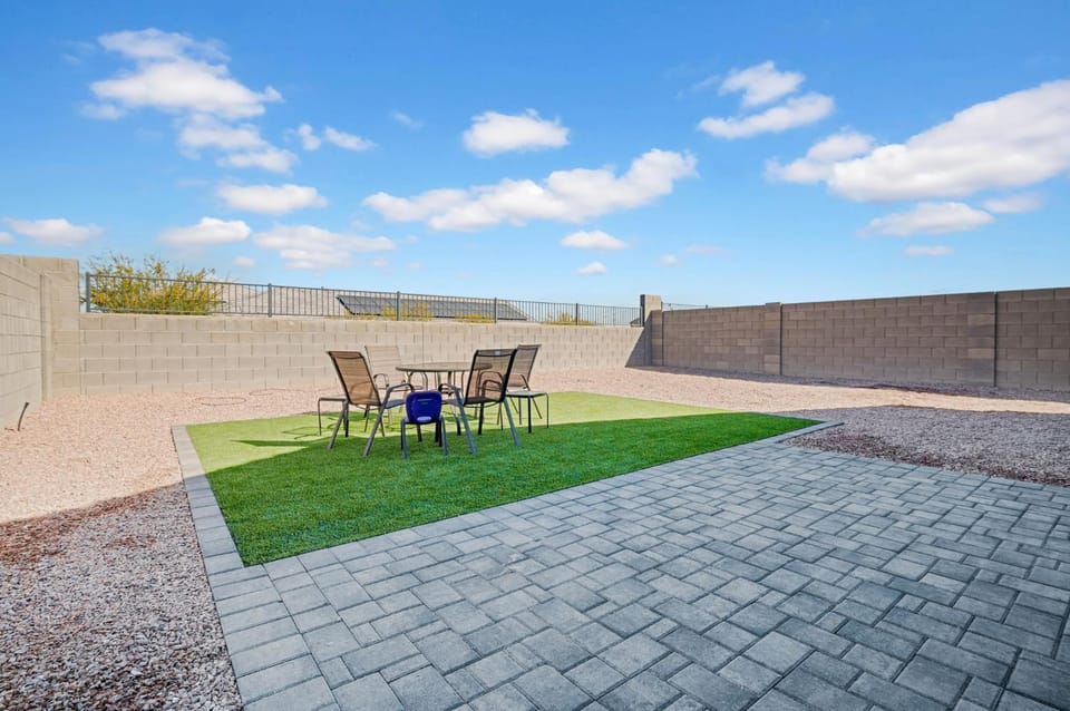 NEW Spacious 4-bedroom house in charming Phoenix with WiFi, AC House in Laveen Village