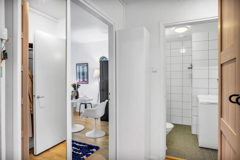 Design District w King Bed, Netflix, tram and bus nearby Apartment in Helsinki
