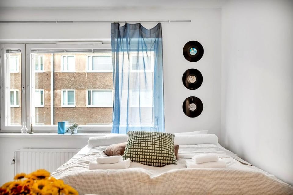 Design District w King Bed, Netflix, tram and bus nearby Apartment in Helsinki