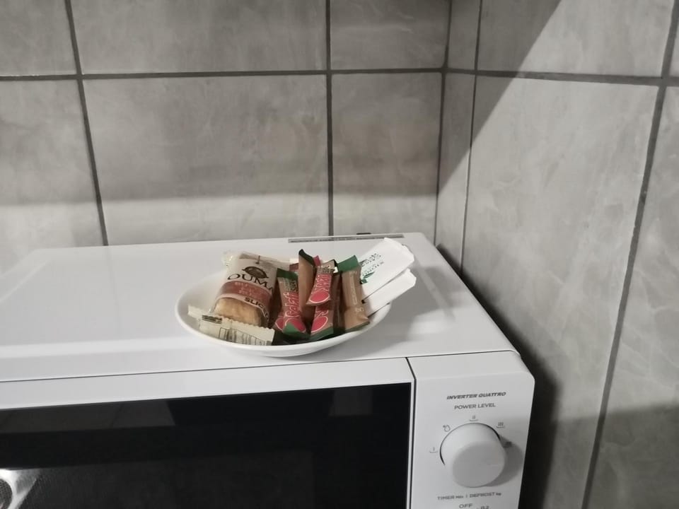 Kitchen or kitchenette, Food and drinks, Food, minibar