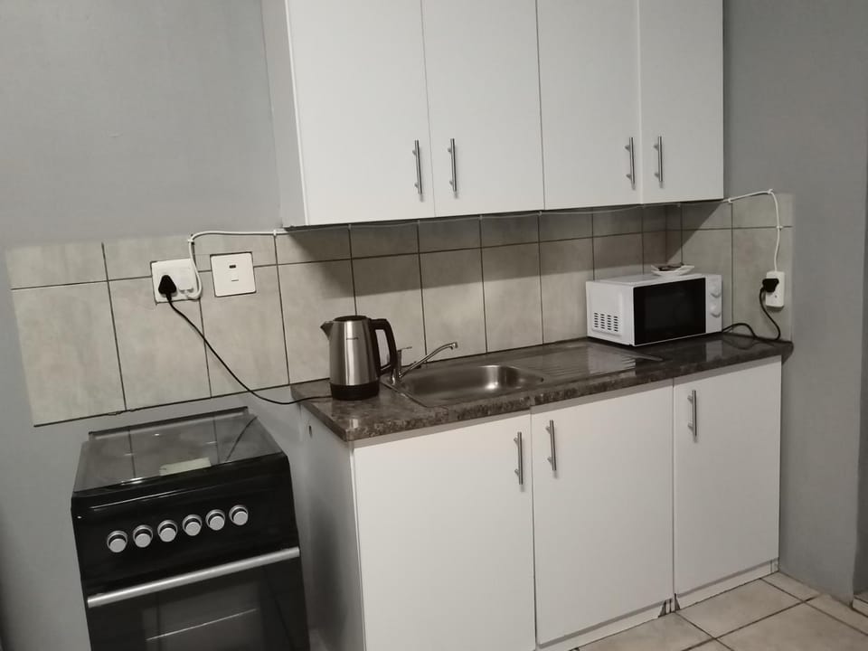 Coffee/tea facilities, Kitchen or kitchenette, oven, stove