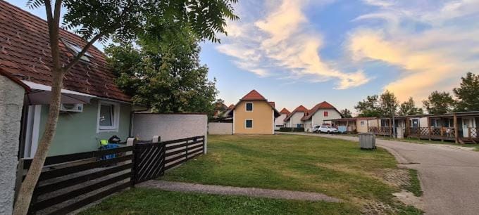 Property building, Day, Neighbourhood, Natural landscape, Garden, Garden view, Street view, Location, Parking