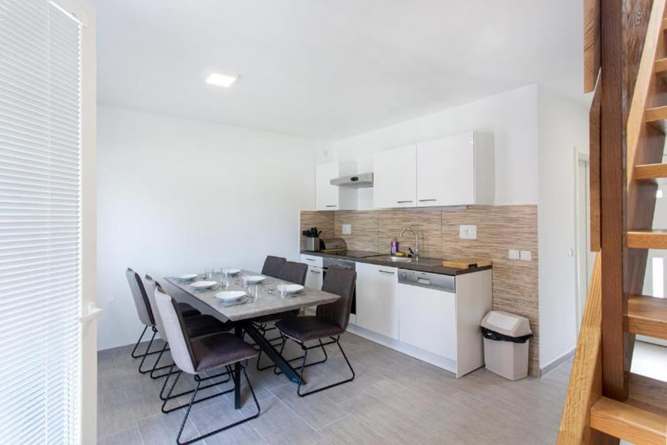 Kitchen or kitchenette, Seating area, Dining area, oven, stove