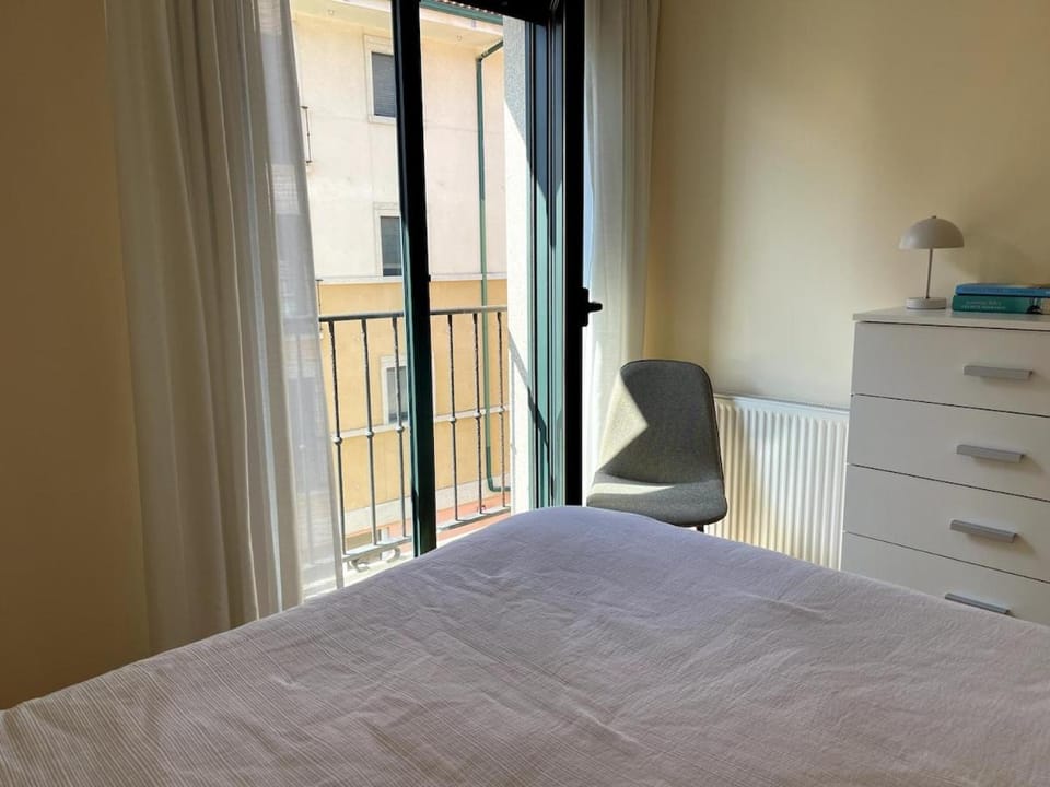 Bed, Photo of the whole room, Bedroom, internet