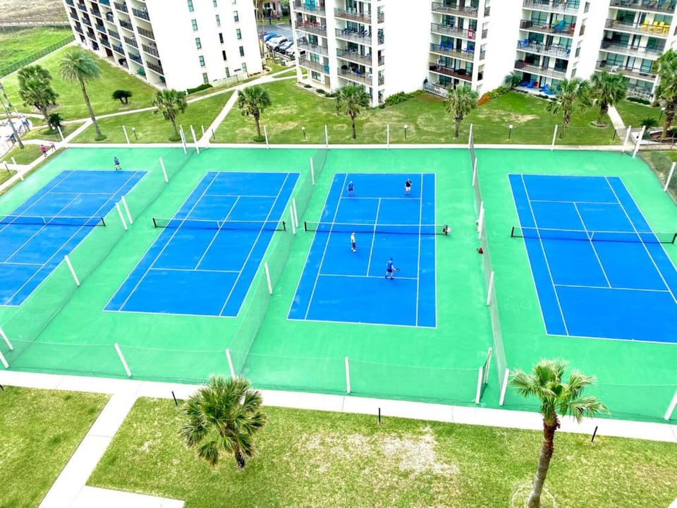 Day, Tennis court