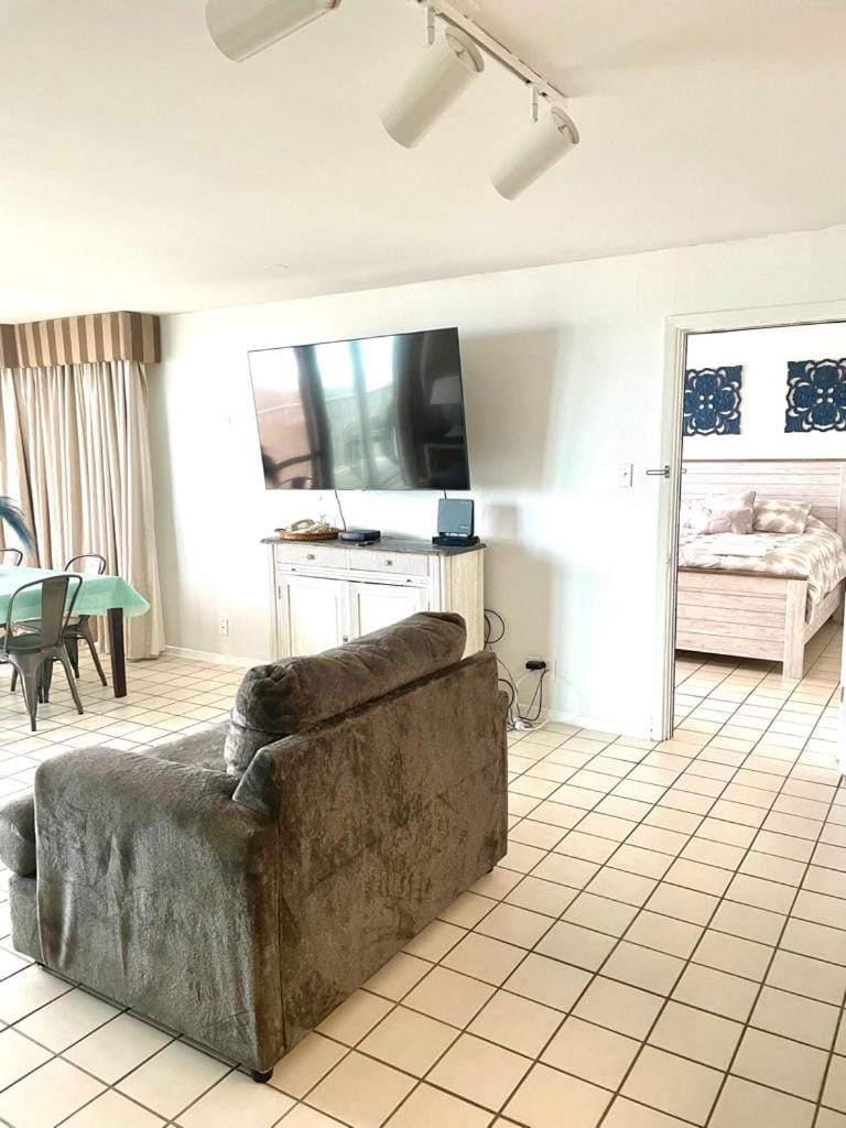 Communal lounge/ TV room, TV and multimedia, Living room, Evening entertainment