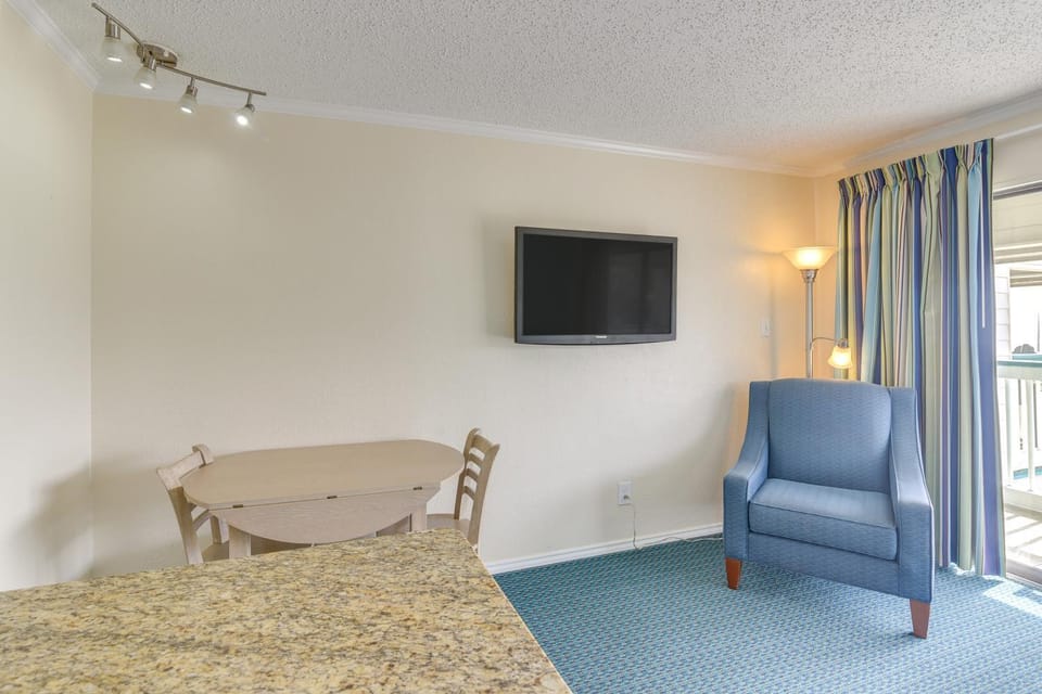 Walk to Galveston Fishing Pier: Condo w/ Balcony House in Galveston Island