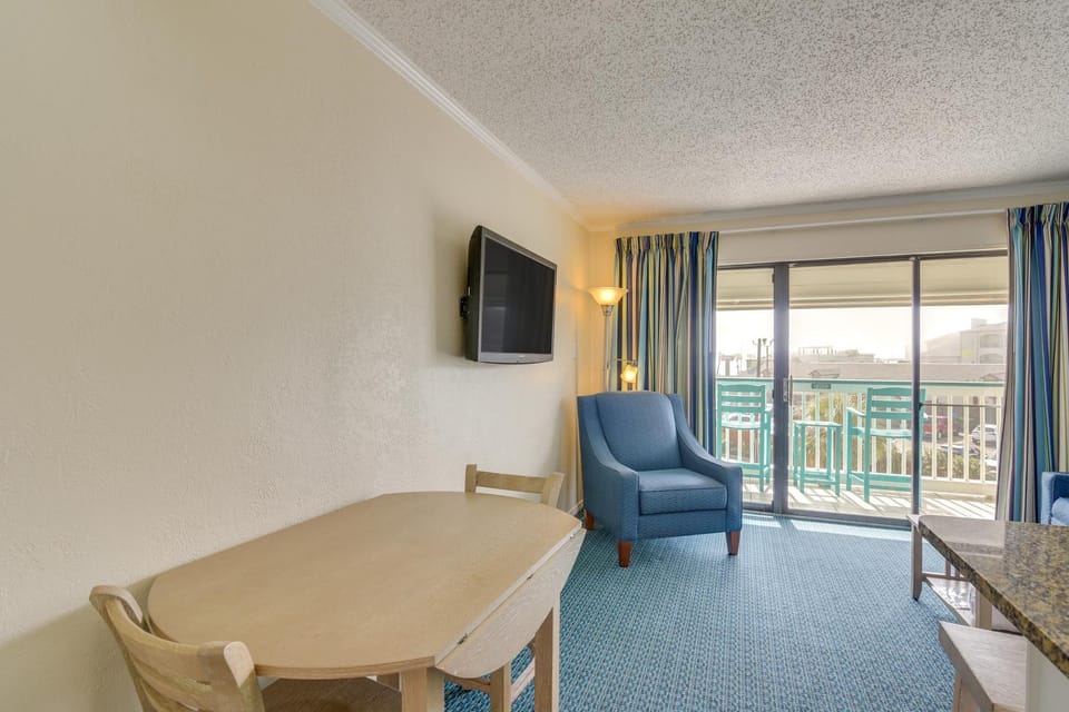 Walk to Galveston Fishing Pier: Condo w/ Balcony House in Galveston Island
