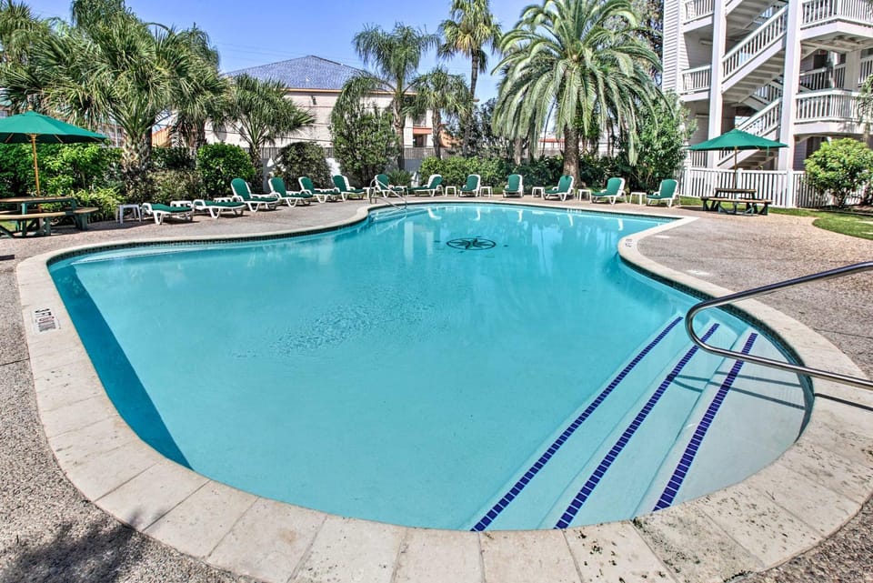 Walk to Galveston Fishing Pier: Condo w/ Balcony House in Galveston Island