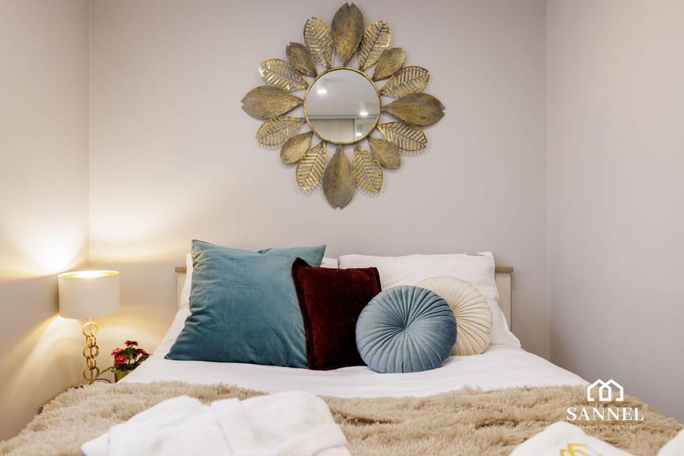 Bed, Photo of the whole room, Decorative detail, Bedroom, On site