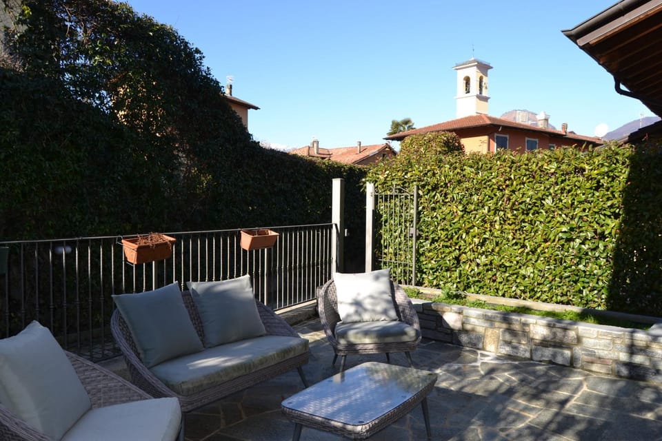 Property building, Patio, Day, Garden, Balcony/Terrace