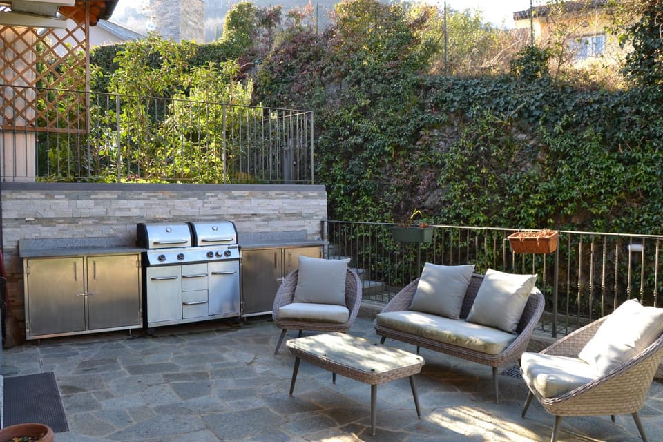 Patio, Spring, Day, BBQ facilities, Kitchen or kitchenette