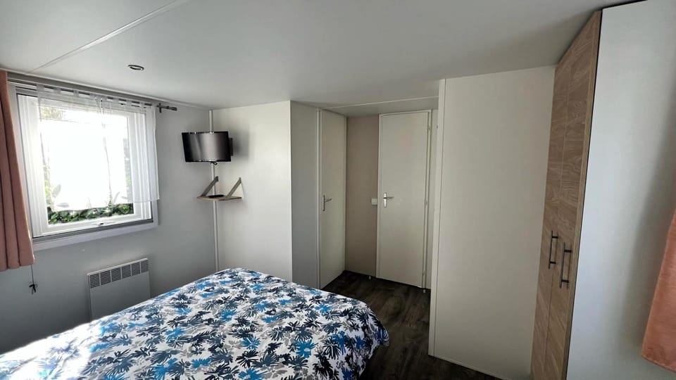 Bed, TV and multimedia, Photo of the whole room