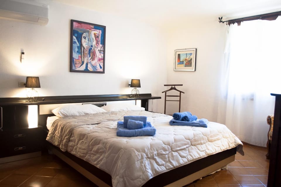 Bed, Bedroom, wardrobe, air conditioner