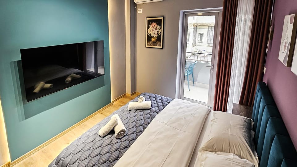 Bed, TV and multimedia, Photo of the whole room, Bedroom, towels