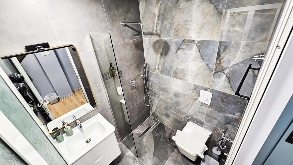 Shower, Toilet, Bathroom, towels