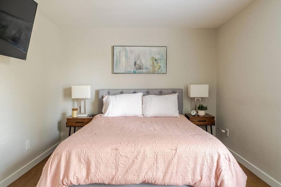 Bed, TV and multimedia, Photo of the whole room, Bedroom