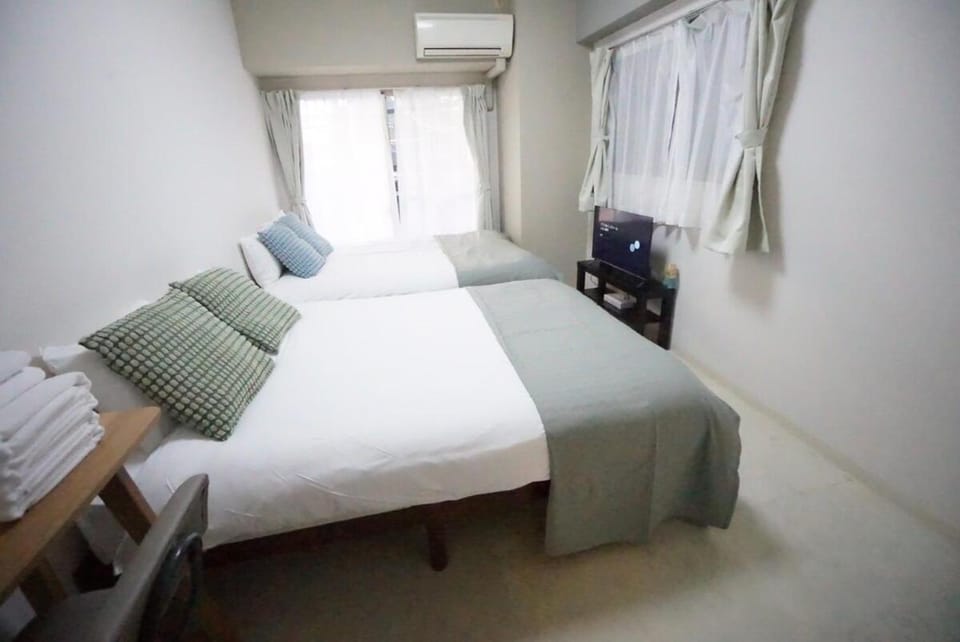 Photo of the whole room, Bedroom
