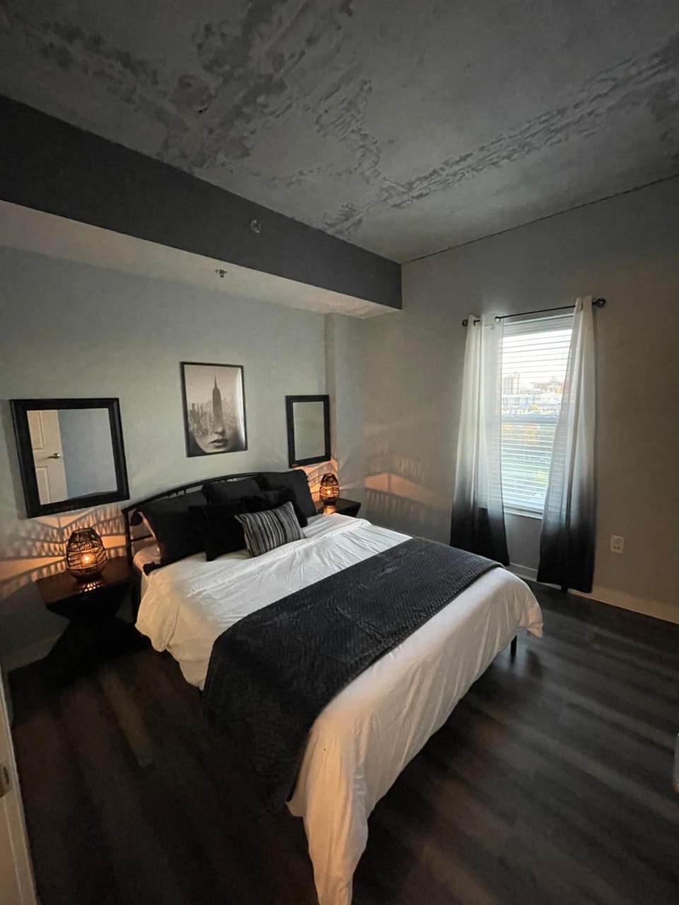 Chic City Apartment with parking Canal View RoofDeck Apartment in Indianapolis