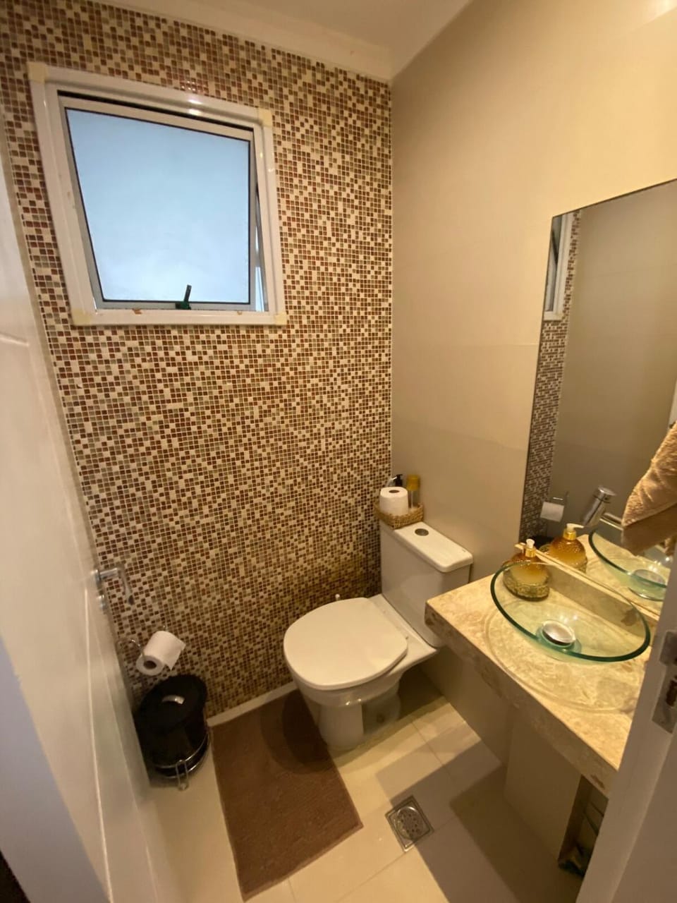 Toilet, towels