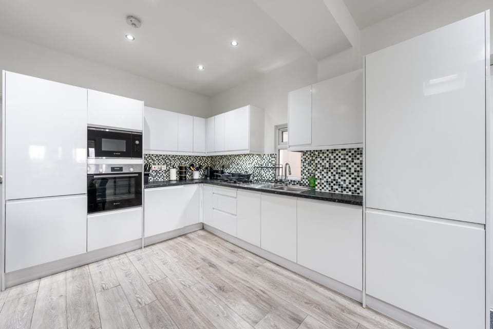 Spacious & Comfortable 3-Bedroom Retreat in NW10 House in London Borough of Ealing